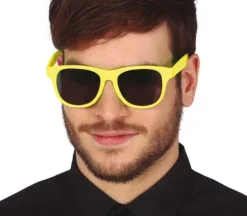Solbrille i gul med mørke plastglas