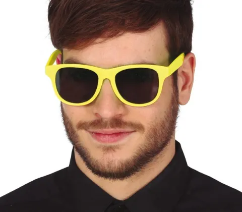 Solbrille i gul med mørke plastglas